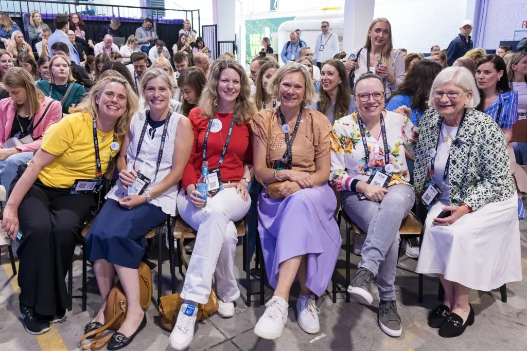 Teilnehmerinnen im Publikum beim EMBRACE Festival 2025