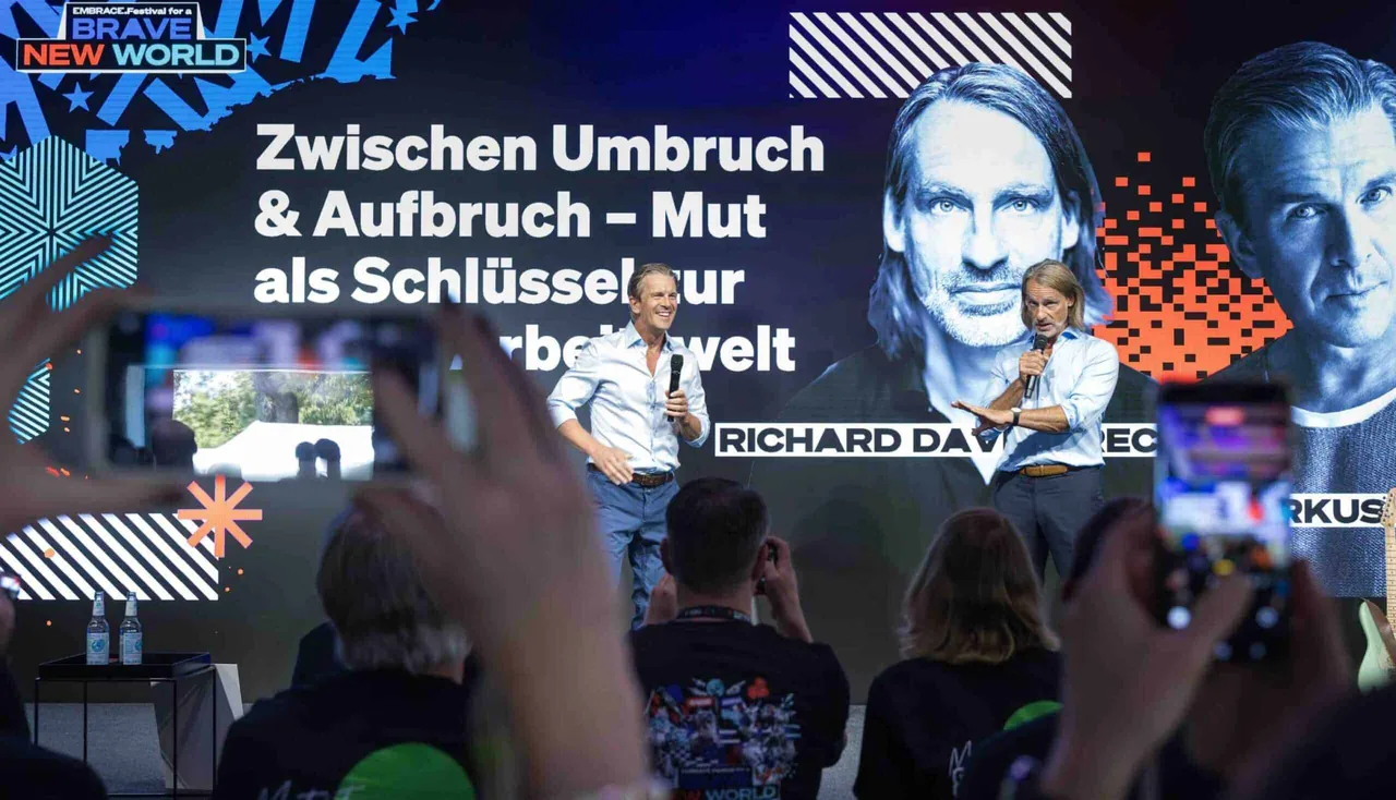 Markus Lanz und Richard David Precht im Gespräch auf der Bühne beim EMBRACE Festival 2025