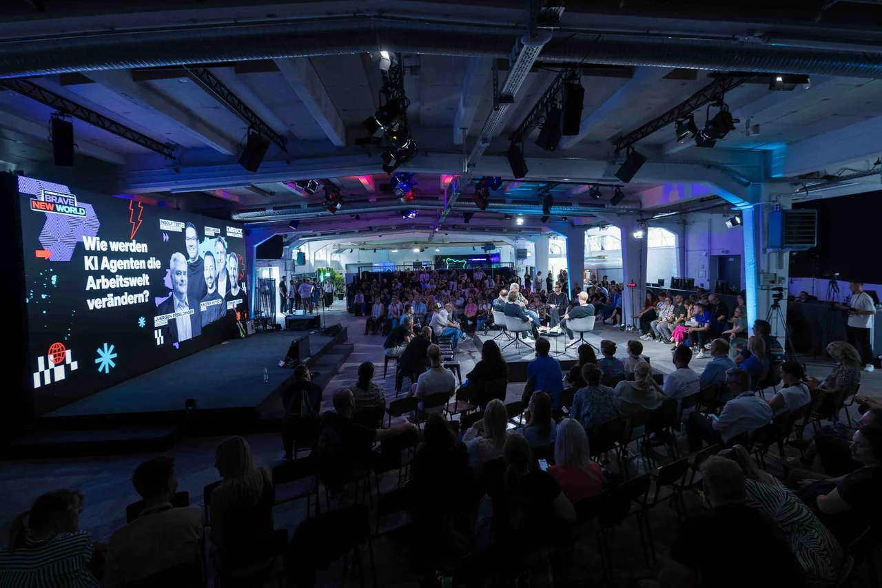 Weites Plenum und Bühne beim Agentic-AI-Panel auf dem EMBRACE Festival 2025